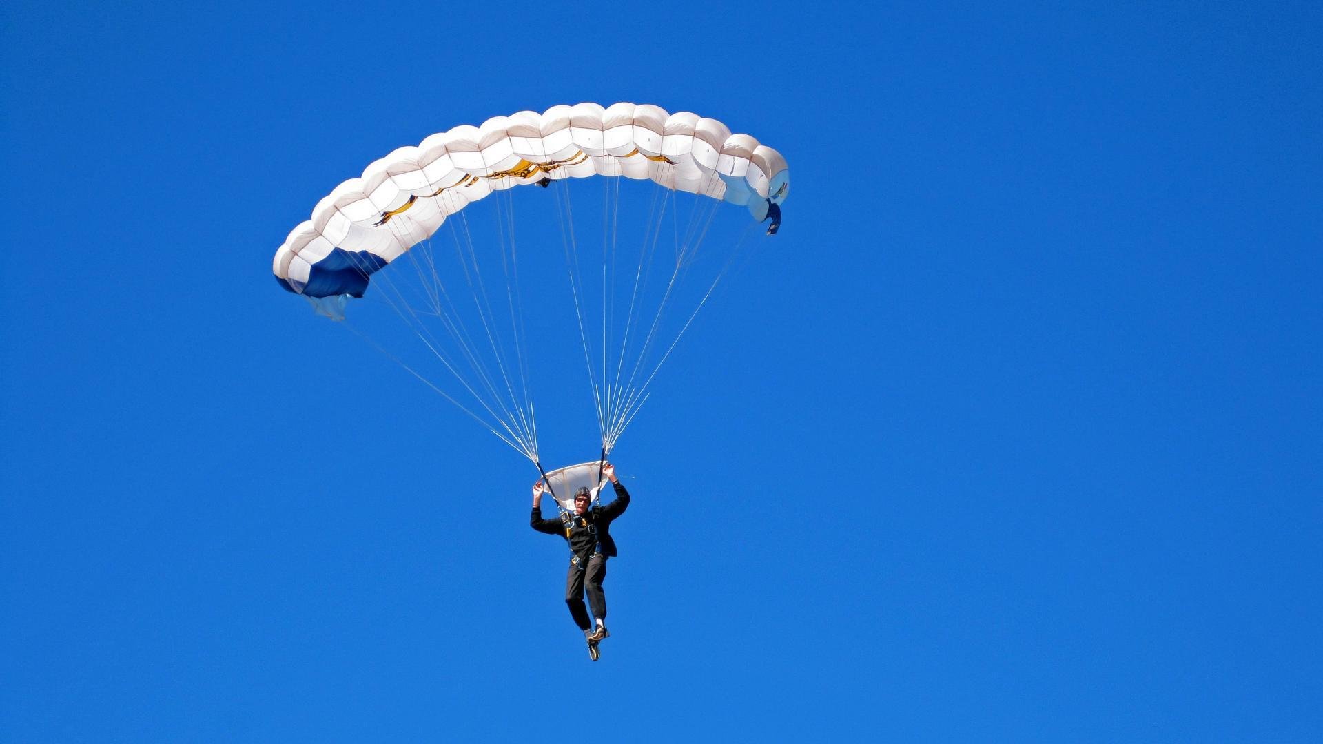 引擎轰鸣之夜,维尼修斯如何以节奏大师之姿点燃F1新赛季