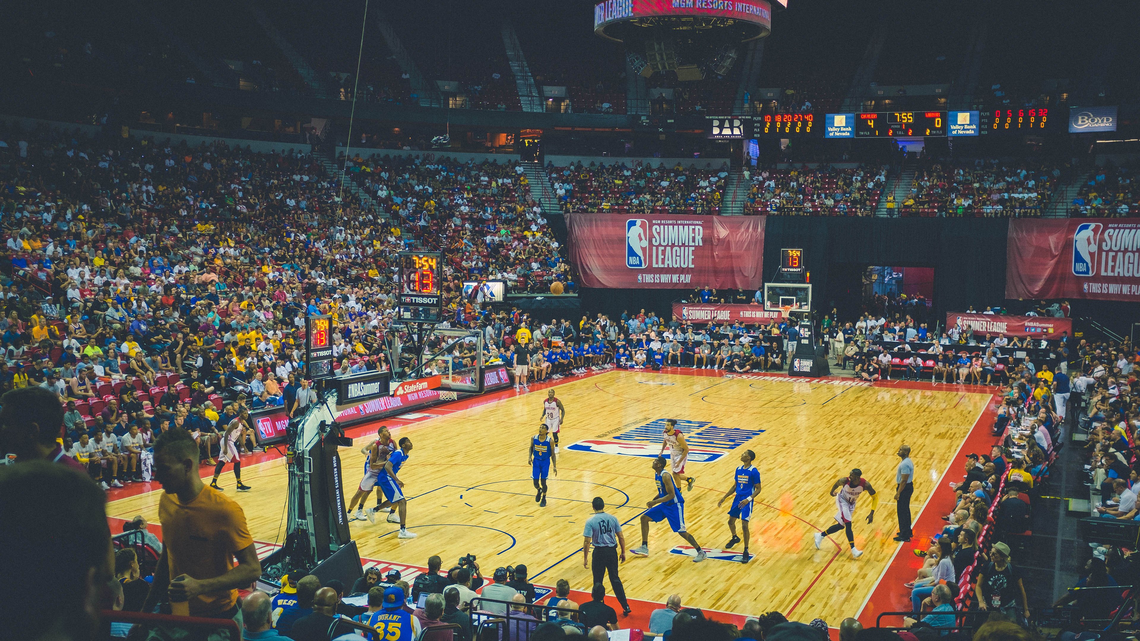 单节风暴定乾坤，湖人窒息防守击溃76人，米切尔稳定输出诠释巨星本色