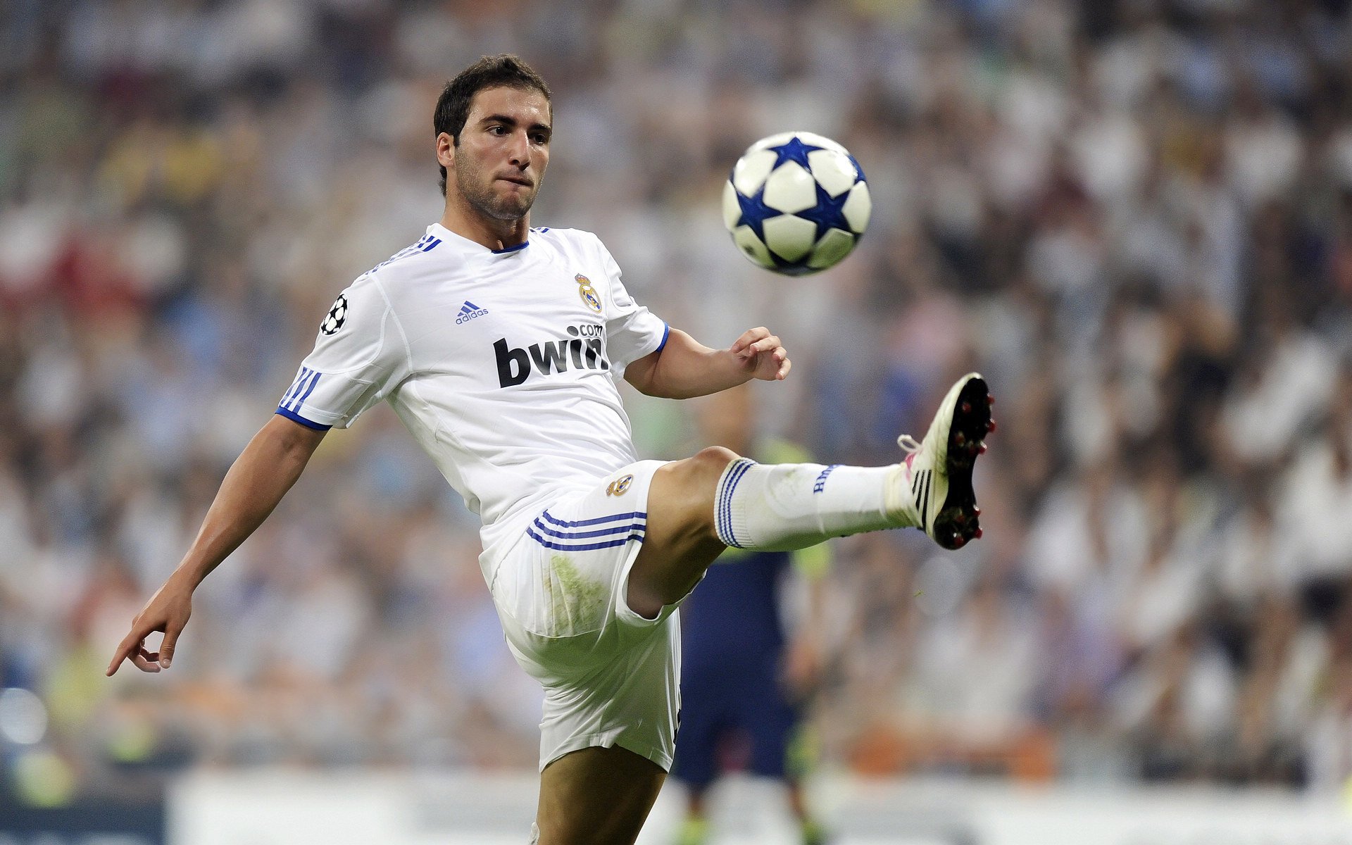 莱奥攻防转换核心闪耀，伊拉克强行终结曼联的战术启示